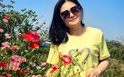 孟非在高尔夫场做婚礼主婚人